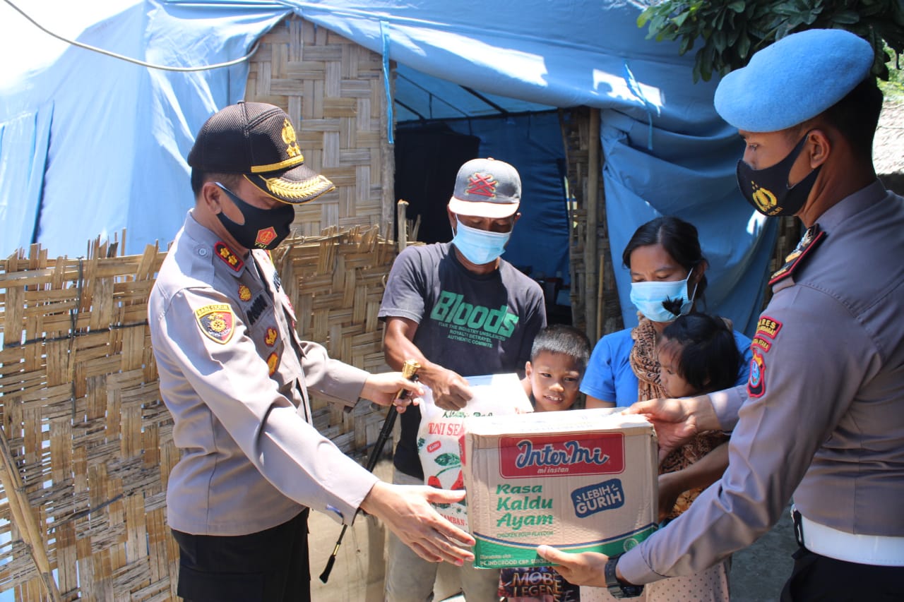 Kapolres Sergai Berikan Tali Asih Korban Angin Puting Beliung