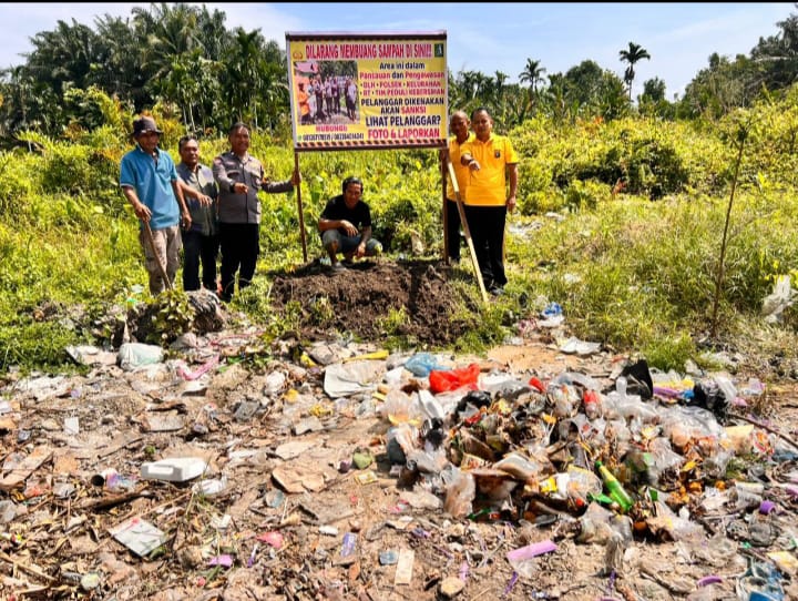 Polsek Dumai Timur Pasang Spanduk Larangan Buang Sampah dan Tanam Pohon di TPS Ilegal, Dukung Program Green Policing