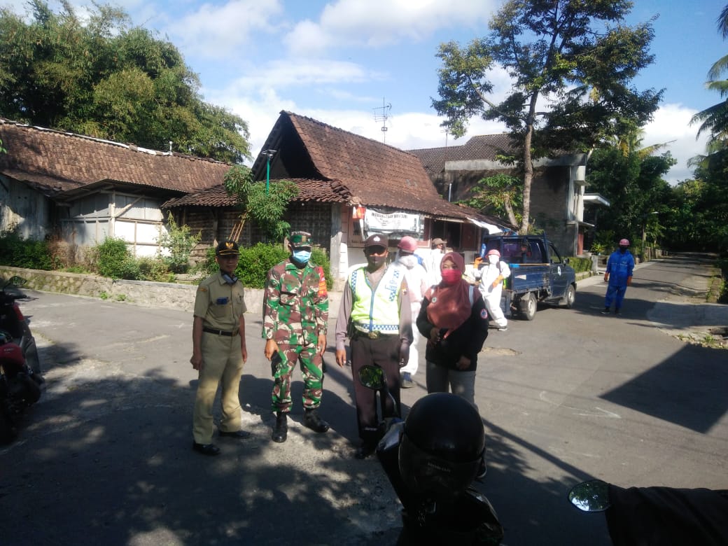 Babinsa Bantu Dinkes Semprot Dua Desa
