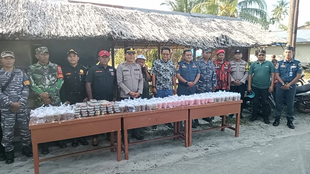 TNI–Polri, PTPN Adolina, Ormas dan Wartawan Berbagi Takjil di Pantai Cermin