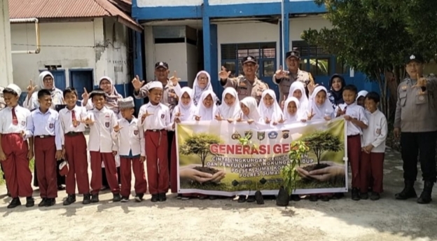 Polisi Dumai laksanakan penanaman pohon bersama siswa MI Alfalah