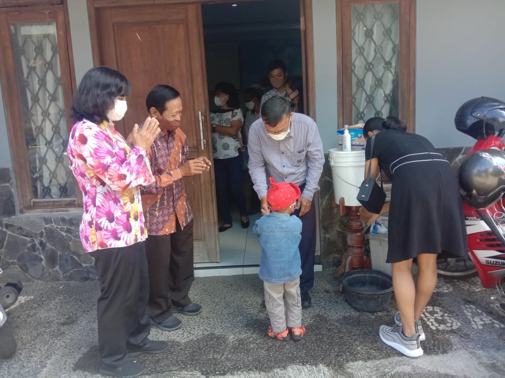 Babinsa Serengan Pemantauan PPKM Mikro di Gereja GKKI Serengan