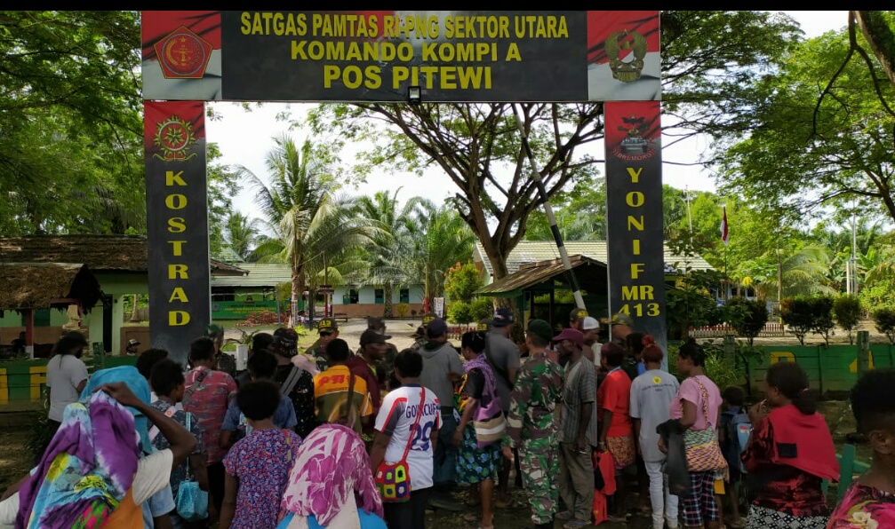Warga Perbatasan Persembahkan Tarian Suling Tambur Untuk Pos Satgas Yonif MR 413 Kostrad