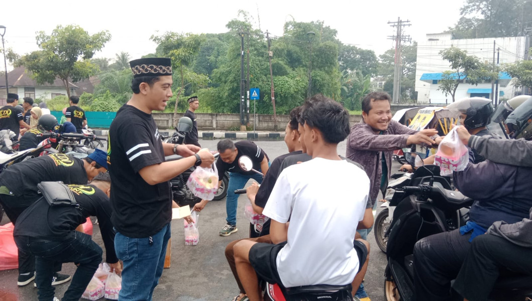 CDI Entertain Kembali Berbagi Takjil Di Seputaran Tugu Kota Binjai