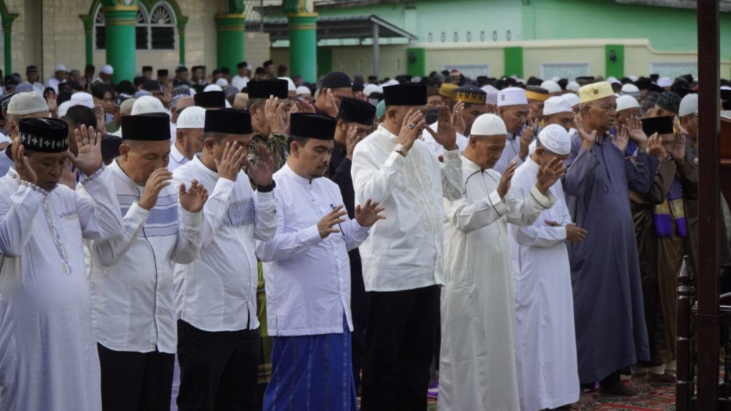 Lebaran 2023, Syah Afandin Sholat Ied di Masjid Raya Brandan: Doakan Saya Agar Tetap Amanah