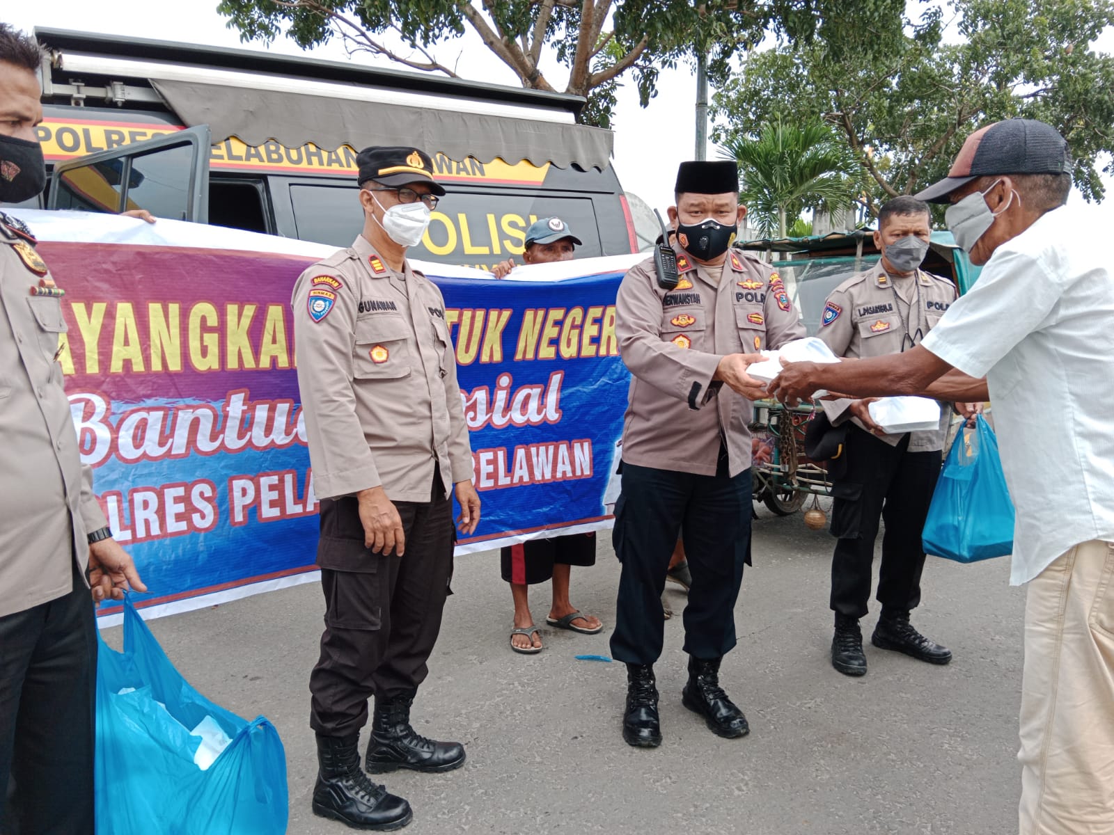 Polres Pelabuhan Belawan Giat Jumat Barokah Saling Berbagi
