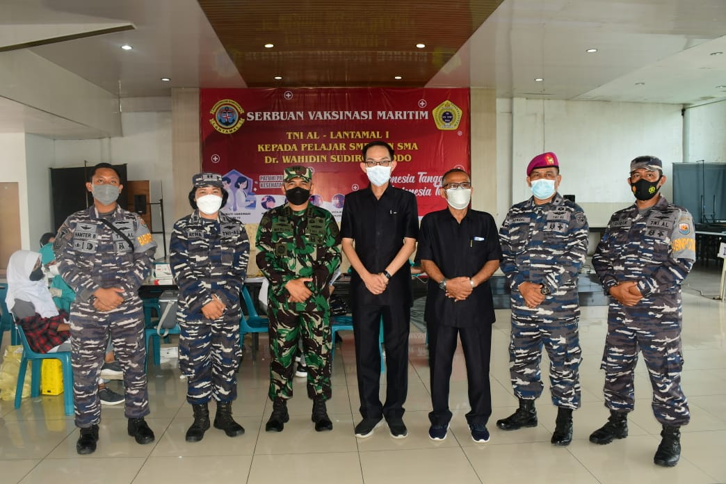 Sekolah DR Wahidin Sudirohusodo Bekerjasama Tim Vasinator TNI AL Serbuan Vaksin Terhadap Pelajar