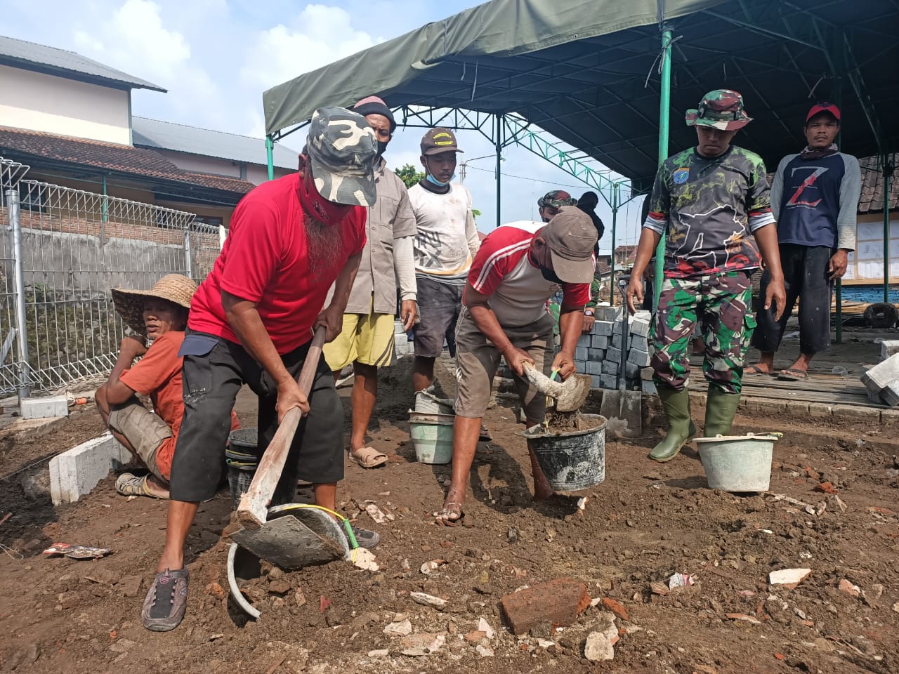 Semangat Mbah Kakung Turut Sukseskan TMMD Reguler Ke-111 Kodim Surakarta