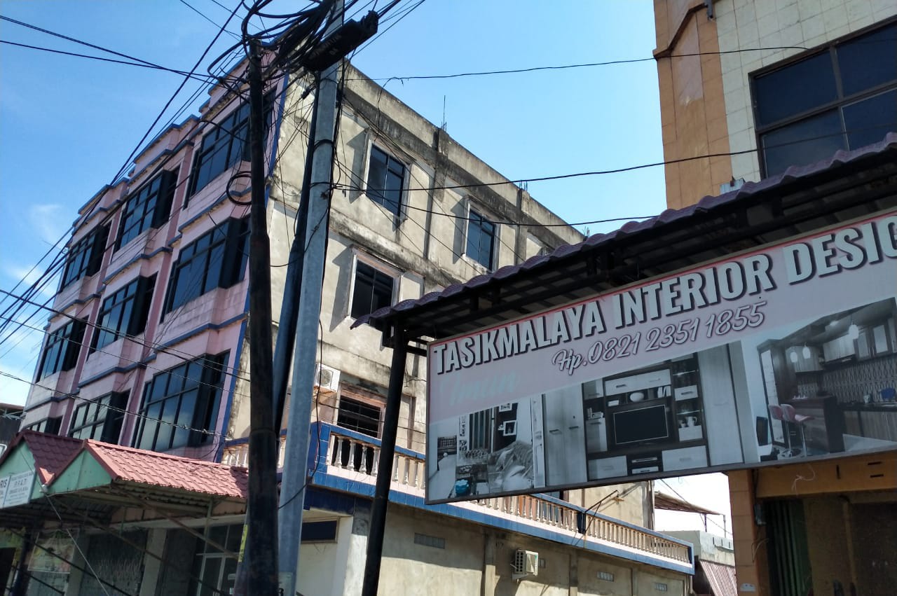 Salah Satu Tower Penyedia Layanan Komunikasi Informasi Seperti Tidak Terurus