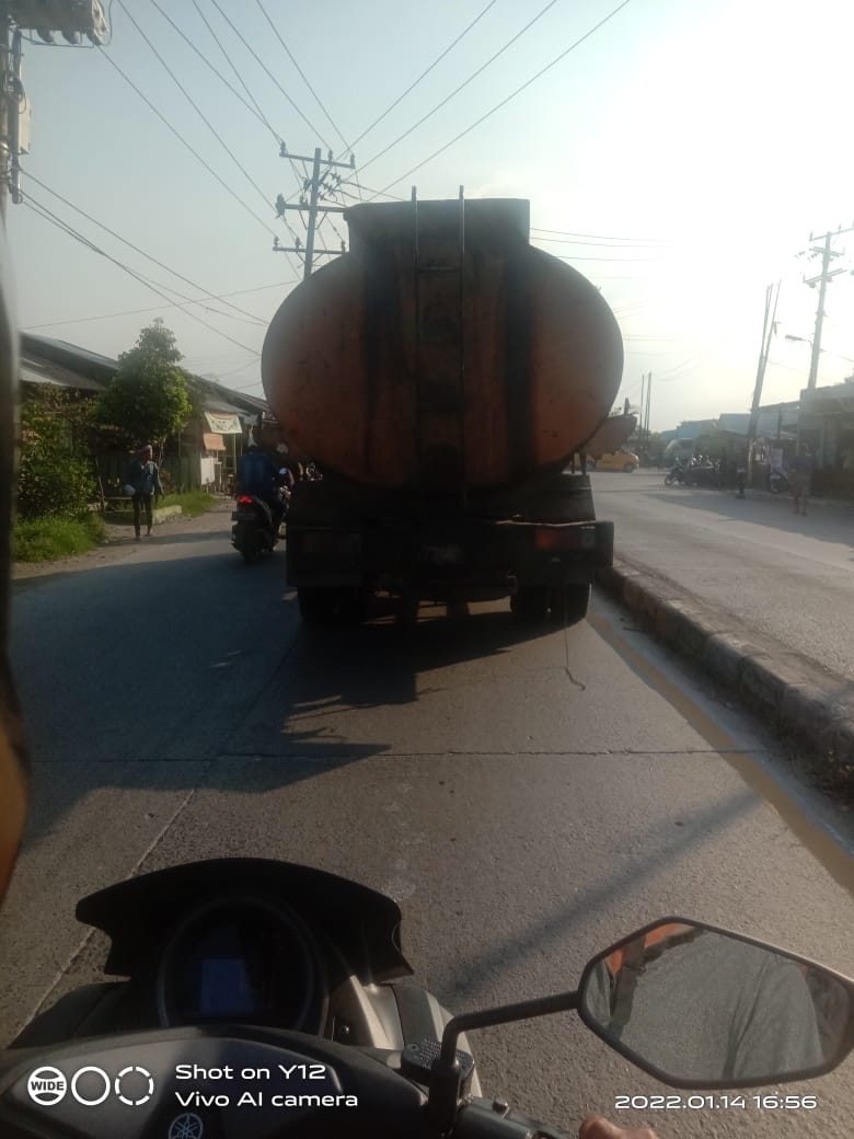 Tindak Tegas Pak Polisi Ada Mobil Angkut Limbah B3 Bebas Melintas Di Jalan Raya