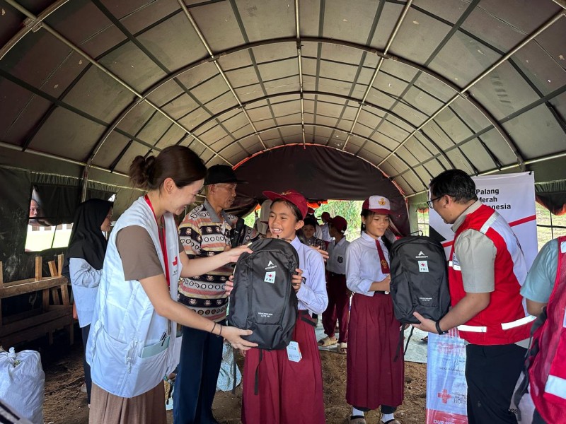 Jejak Kepedulian Menjangkau Sekolah Terdampak, PMI Pusat dan PMI Sumut Salurkan 2500 Paket Belajar