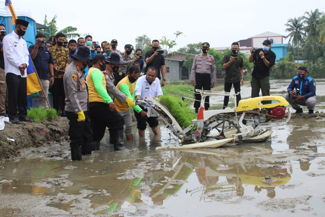 Kapolres Serdang Bedagai Dampingi Kabaharkam Kunjungi  Desa Tangguh Nusantara