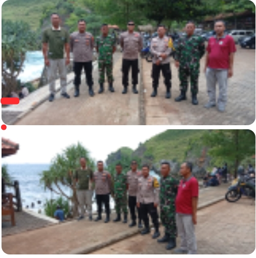Petugas Gabungan Pantau Wisatawan Di Pantai Paranggupito Wonogiri