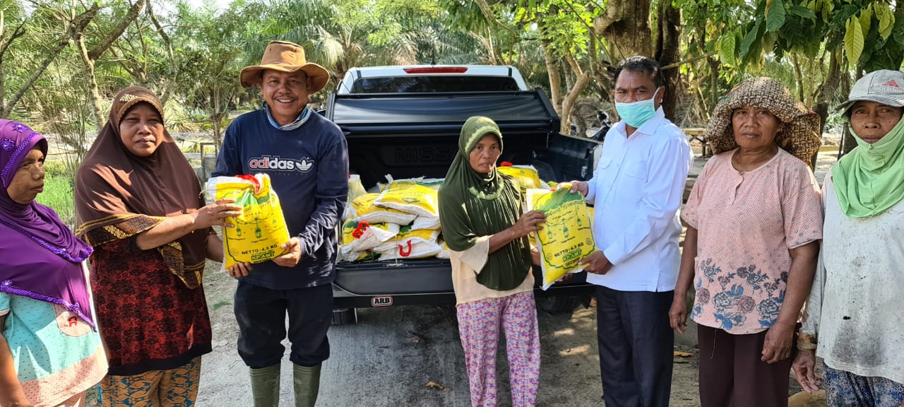 Ketua DPC PDI-P Darma Wijaya Berikan Bantuan 150 Karung Beras di Kecamatan Tebing Syahbandar