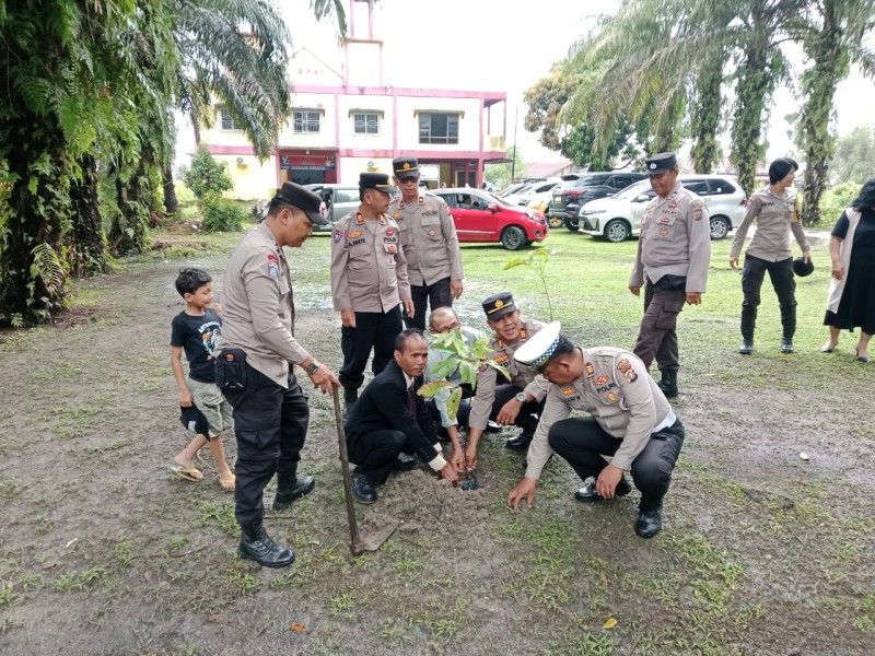 Polres Dumai Bersama Jajaran  Kegiatan Penanaman Pohon Bagian Dari Program Green Policing
