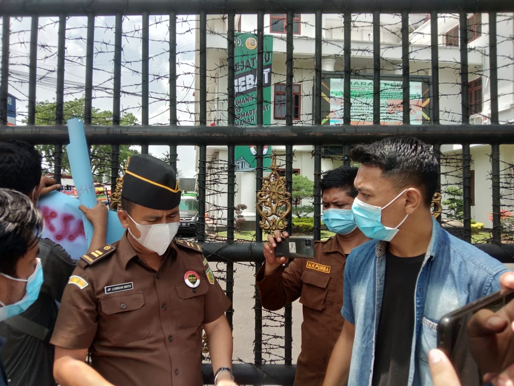 Badak SU Gruduk Kantor Kejatisu