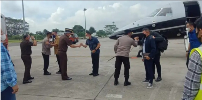 Kapolresta Deli Serdang Sambut Kedatangan Ketua Komisi III DPR RI Di Bandara Kualanamu