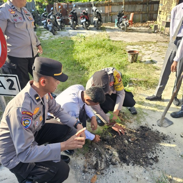 POLSEK DUMAI TIMUR TANAMKAN KESADARAN LINGKUNGAN MELALUI PROGRAM GREEN POLICING DI SMK PERMINYAKAN KOTA DUMAI