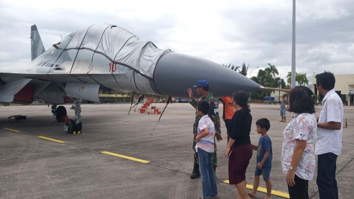 Warga Batam Antusias Lihat Pameran Pesawat Tempur Sukhoi di Bandara Hang Nadim