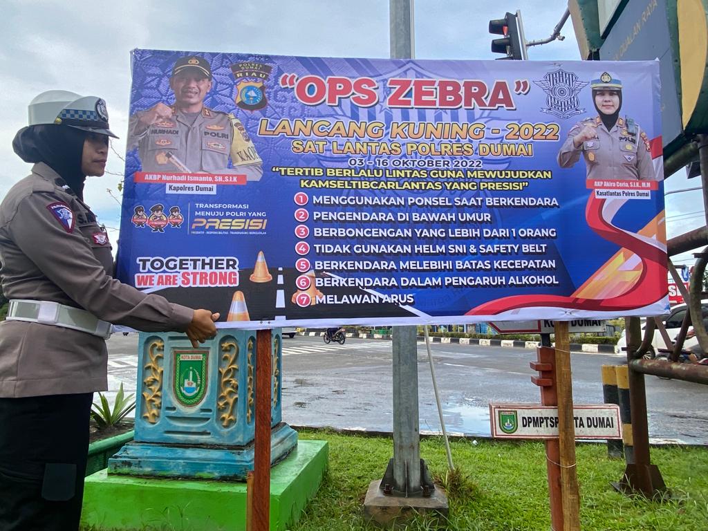 Sukseskan Operasi Zebra 2022, Polres Dumai Pasang Spanduk Himbauan
