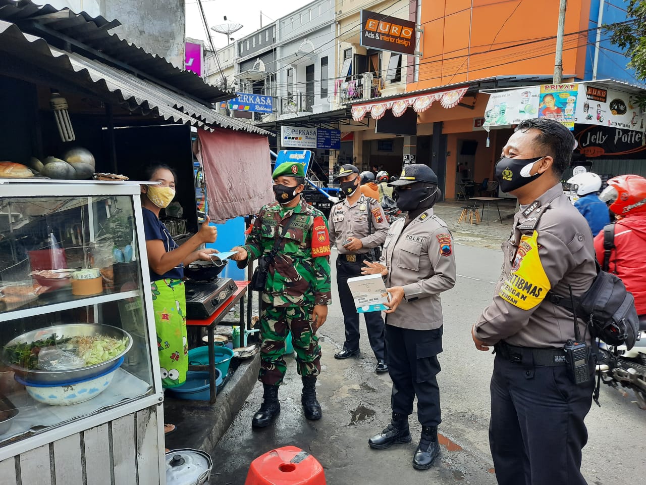 Babinsa Jayengan dan Bhabinkamtibmas Blusukan di Sepanjang Jl. Kali Larangan