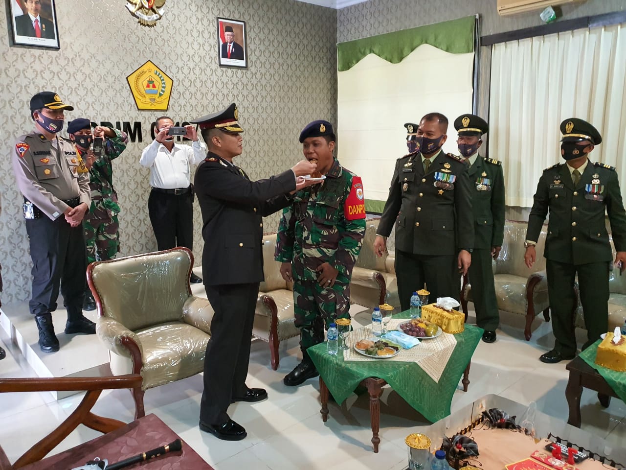 Meriahkan HUT TNI ke-75, Kapolres Tapsel Sulangi Anggota TNI