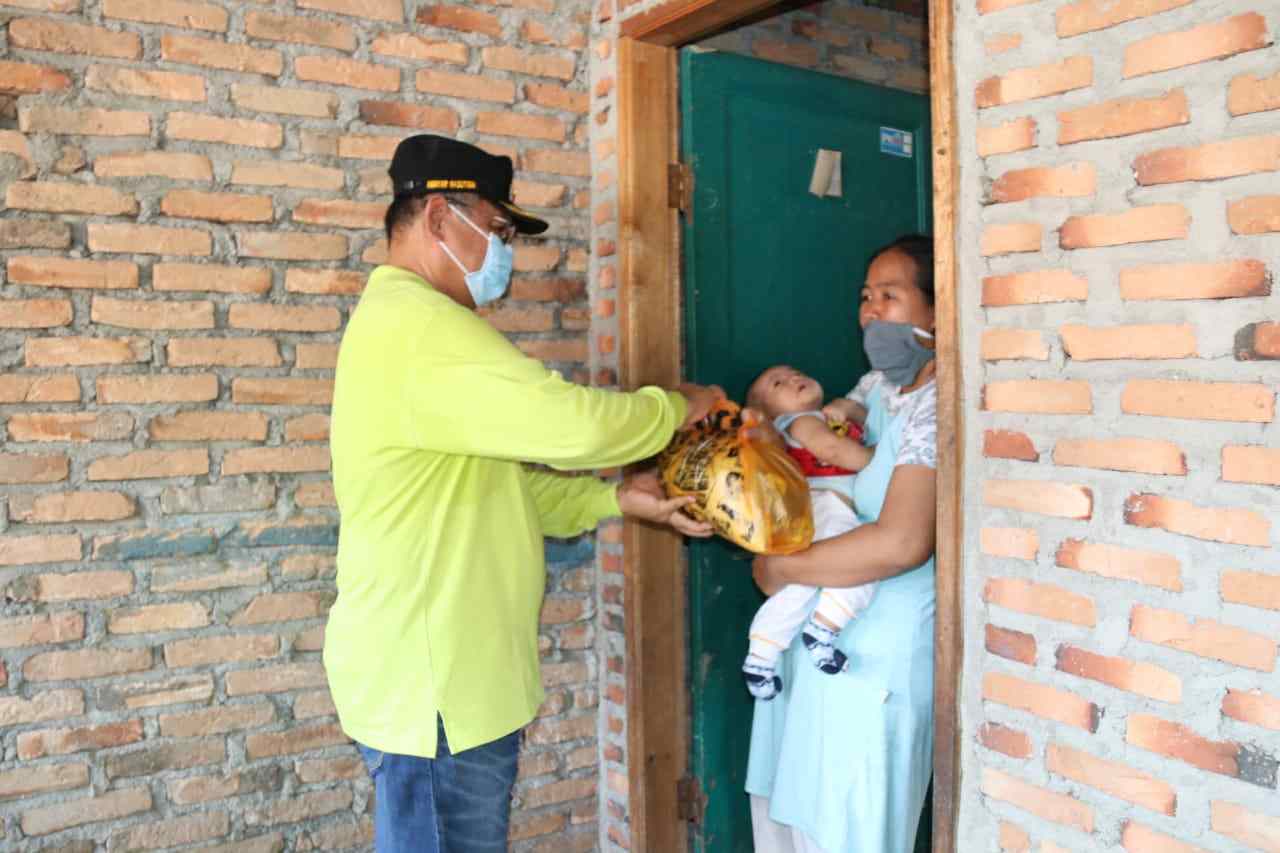 Masuki Lorong Sempit, Akhyar Bagikan Langsung Sembako Ke Rumah Warga