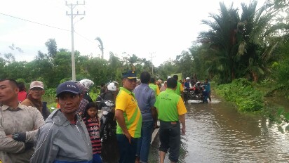 Danlanal Semeulue Letkol Idha N.Basri SE Tinjau Banjir di desa Abail Semeulue