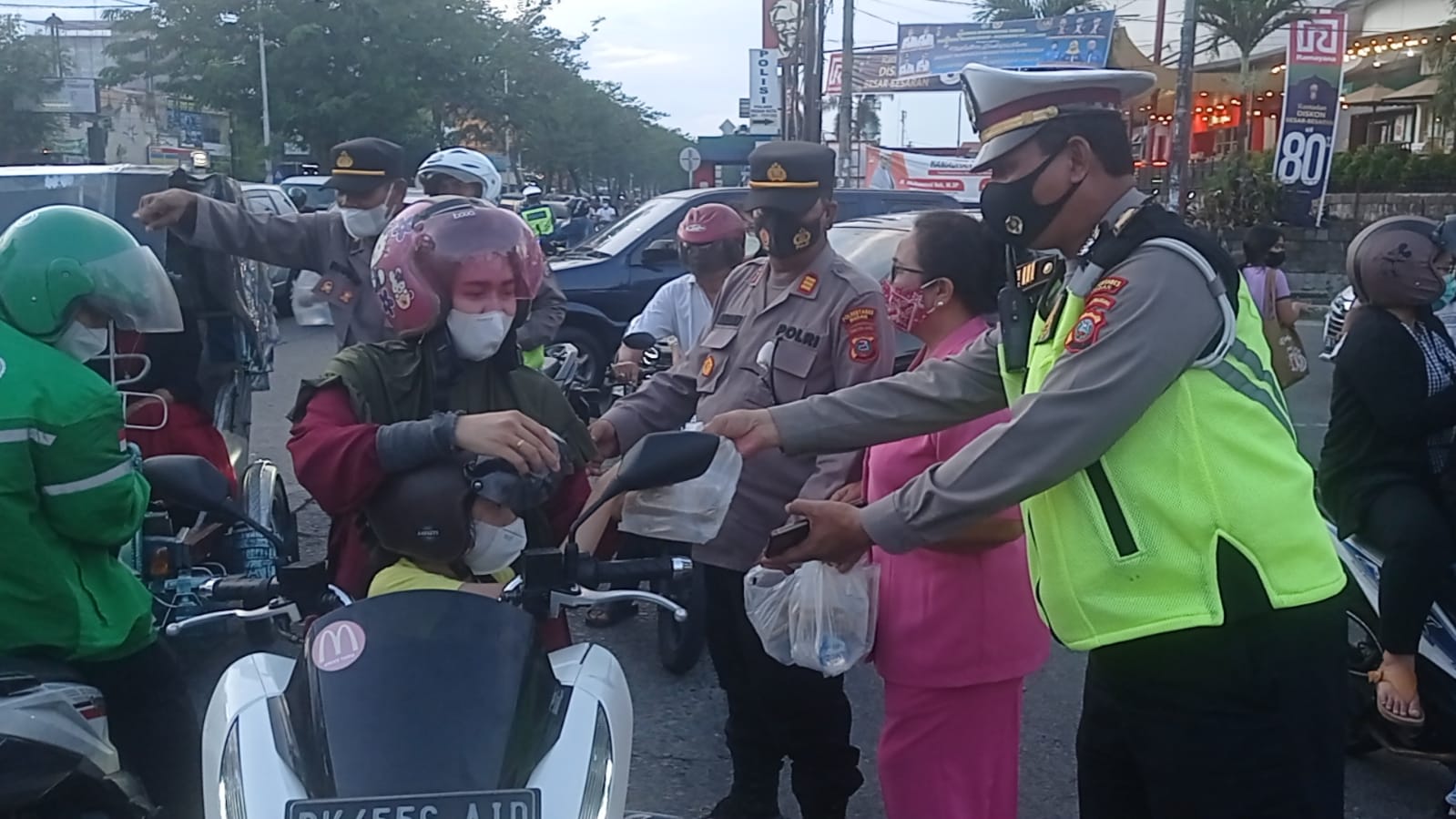 Polsek Medan Kota Laksanakan Kegiatan Pemberian Paket Takjil Ramadhan 1443 H kepada Masyarakat