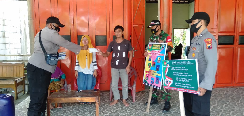 Upaya Mendisiplinkan Warga, Aparat bagikan Masker saat Laksanakan Himbauan Prokes di Tawangsari