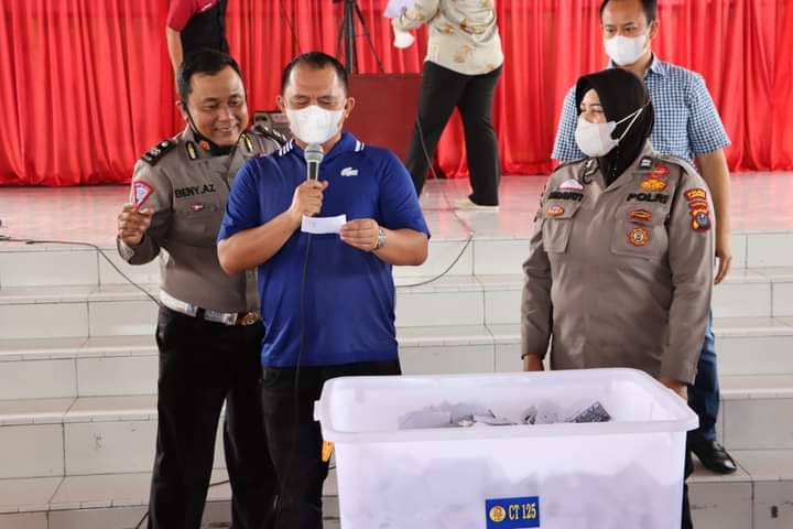 Rizki Munandar Warga Sei Sanggul Panai Hilir Mendapat Hadiah Utama Door Prize