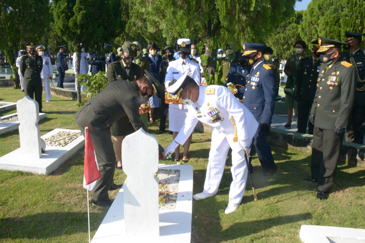 Hut TNI Ke-76 Danlantamal I Hadiri Ziarah Tabur Bunga Gabungan TMP Bukit Barisan