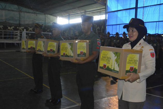 284 Personel Militer dan PNS Makodam Terima Bingkisan THR dari Pangdam XIV/Hasanuddin