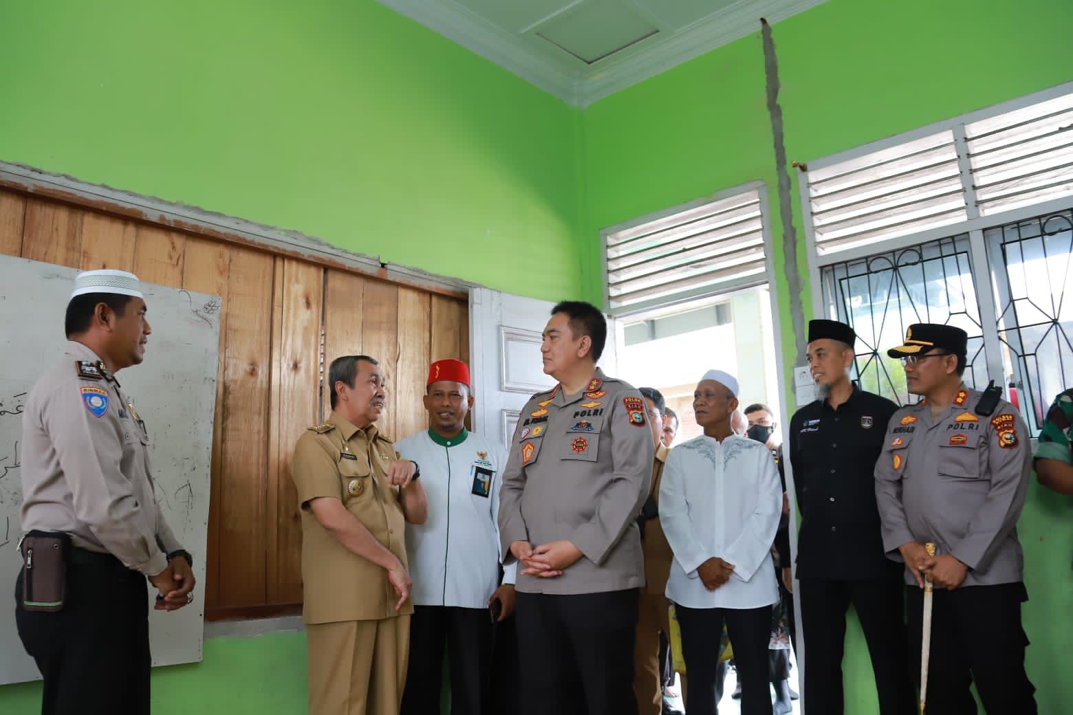 Aiptu Mustakim, Bhabinkamtibmas Pengajar Ngaji di TPA, Mendapat Kejutan Kapolda dan Gubernur Riau