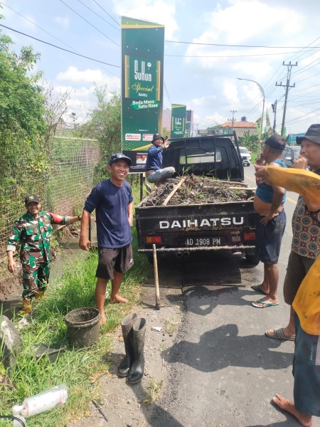 Babinsa dan Warga Ngesrep Gotong Royong Bersihkan Parit, Cegah Banjir Sejak Dini