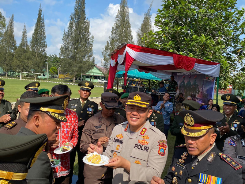 Perayaan HUT TNI Ke-78, Kapolres Simalungun Berikan Kejutan Kue Ulang Tahun Kepada Dandim 0207/Sml