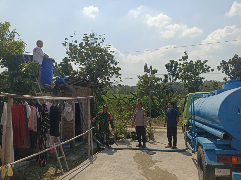Babinsa Gesi Kawal Distribusi 16.000 Liter Air Bersih untuk Warga Terdampak Kemarau
