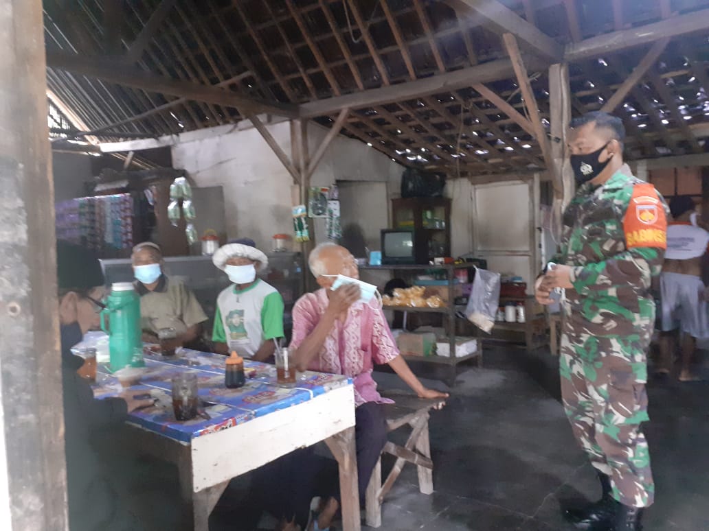 Manfaatkan Warung Soto, Babinsa Edukasi Protokol Kesehatan