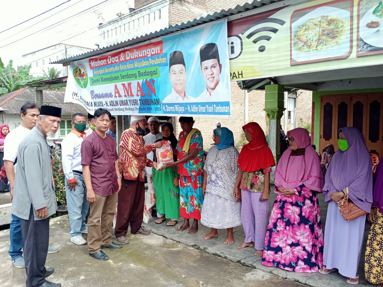Tim AMAN Sergai Berikan Bantuan  23 Karung Beras Janda Miskin