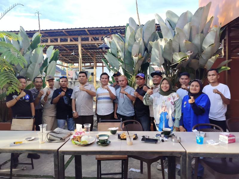 Plt. Kajari Madina Yos A. Tarigan Silaturahmi dengan FORWAKA di Café Genta