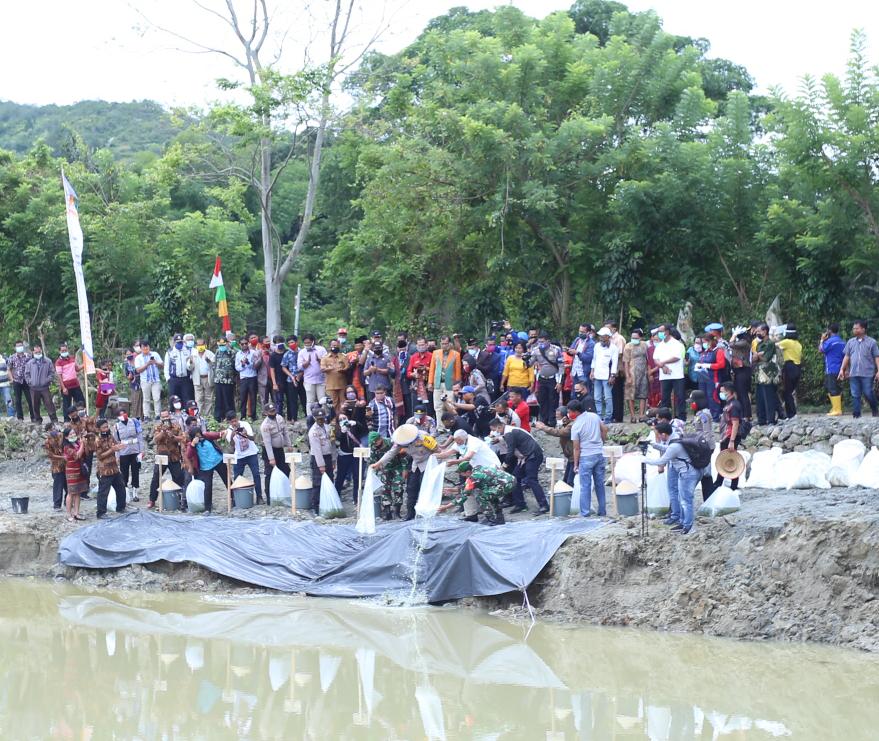Poldasu Berikan Bantuan Benih Ikan dan Jagung Kepada Masyarakat Toba