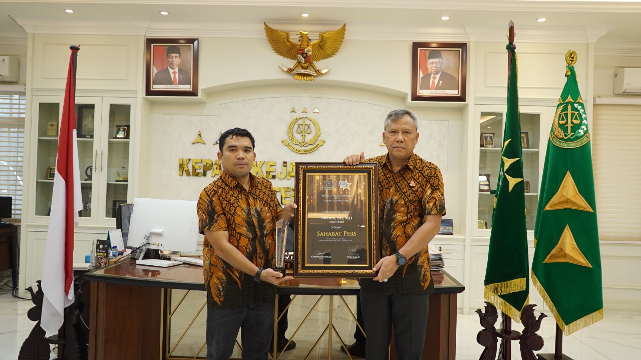 Kajati Sumut Terima Penghargaan Sahabat Pers SPS Sumut