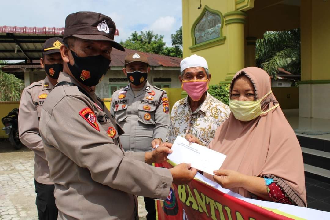 30 warga mendapat paket sembako  dan uang kontan dari Polres Labuhanbatu