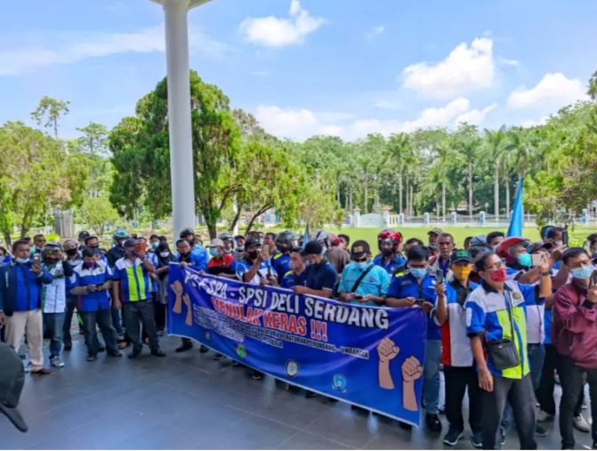 Polresta Deli Serdang mengamankan Unjuk Rasa Buruh Di Kantor DPRD Kabupaten Deli Serdang