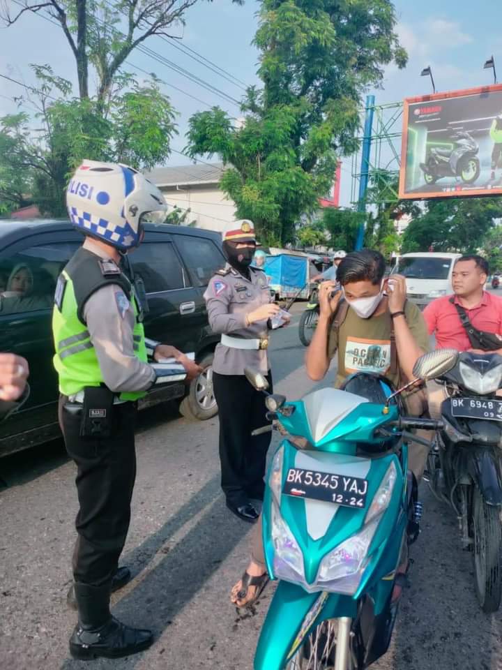 Personel Satlantas Polres Labuhanbatu bagikan Masker dan Himbau Masyarakat tetap Memakai Masker