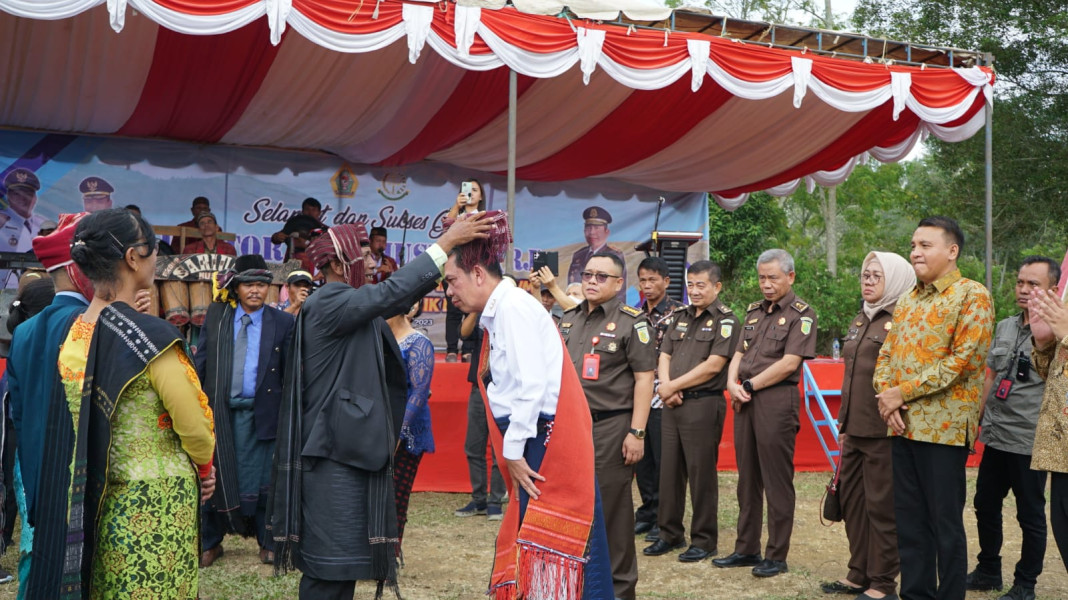 Dorong Penegakan Hukum Berbingkai Hati Nurani,JAM Pidum Fadil Zumhana Resmikan Monumen RJ Di Samosir