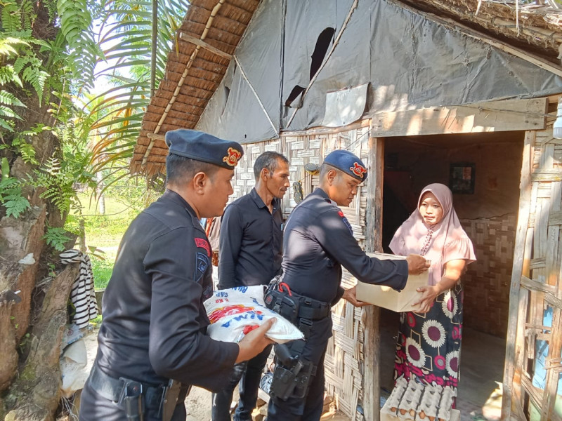 Brimob Batalyon B Pelopor Salurkan Bantuan Sembako