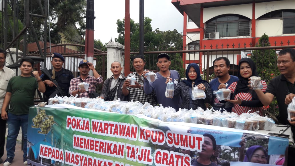 Ramadhan 1440 H, Wartawan Unit KPUD Sumut Berbagi Takjil