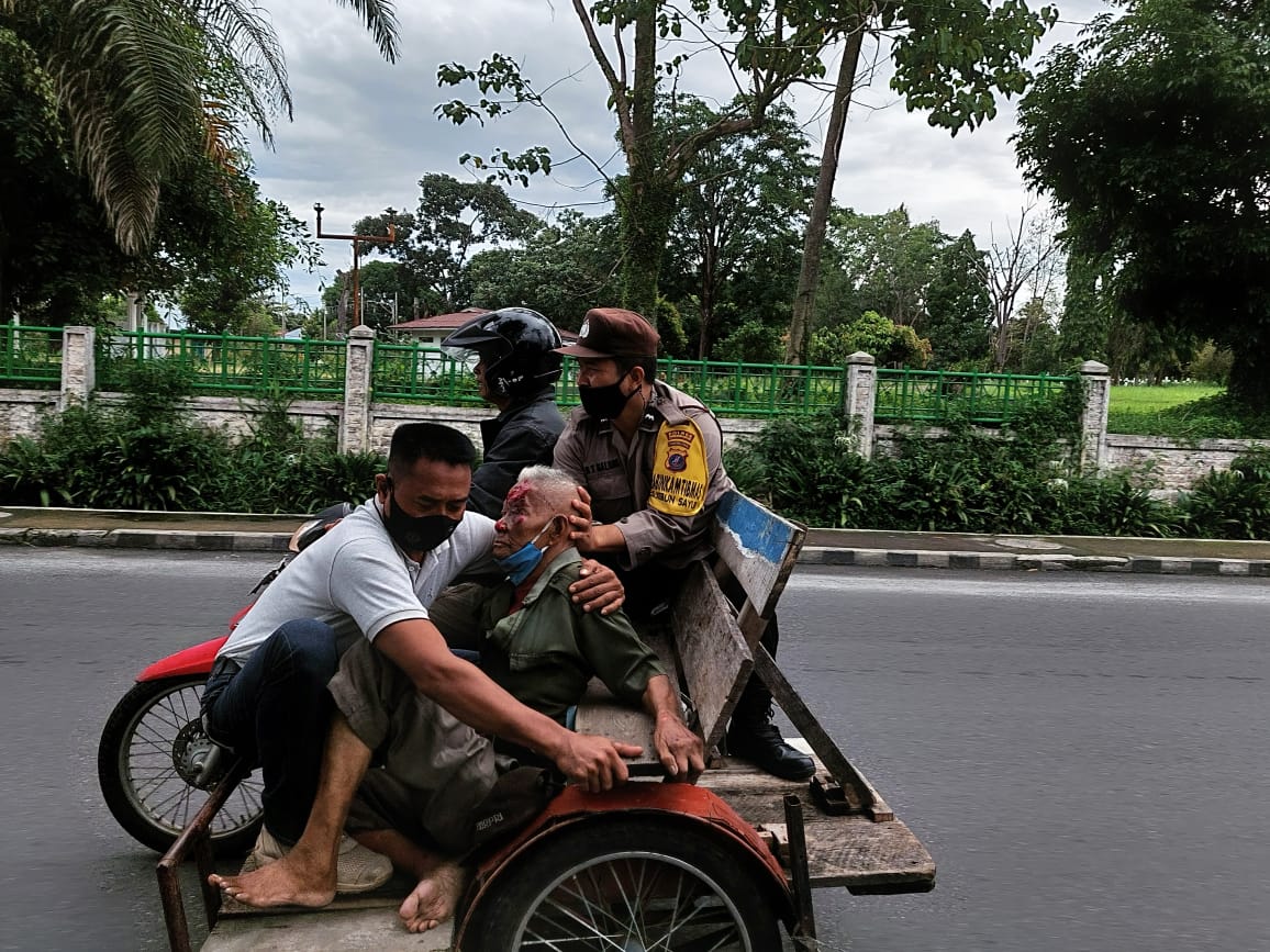 Lihat Korban Laka, Bhabinkamtimas Polsek Siantar Timur Bergerak Cepat beri Pertolongan