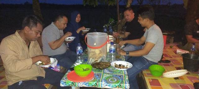 H Darma Wijaya Bersama GM)PTPN III dan Ketua BM3  Berbuka Puasa di Areal Persawahan Desa Paya Mabar